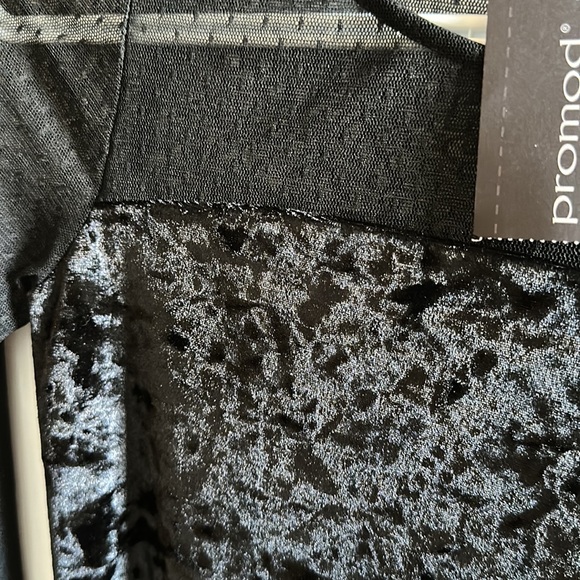 NEW! Velvet top with mesh sleeves - Picture 2 of 3
